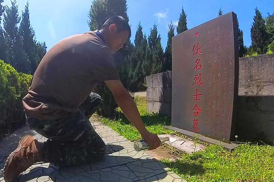 跨越5000公里 千里祭奠英烈 ——临沂90后青年骑摩托车为革命烈士送“百家饭” 